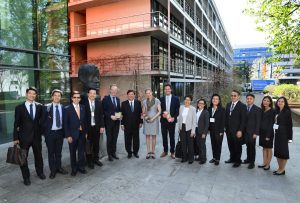 Thailands Minister auf dem Campus Buch